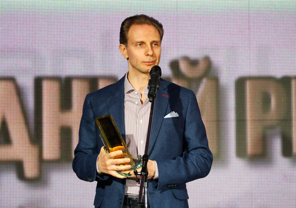 Вице-президент, директор департамента клиентского обслуживания ТКС Сергей Буланкин получает награду «Народный рейтинг»